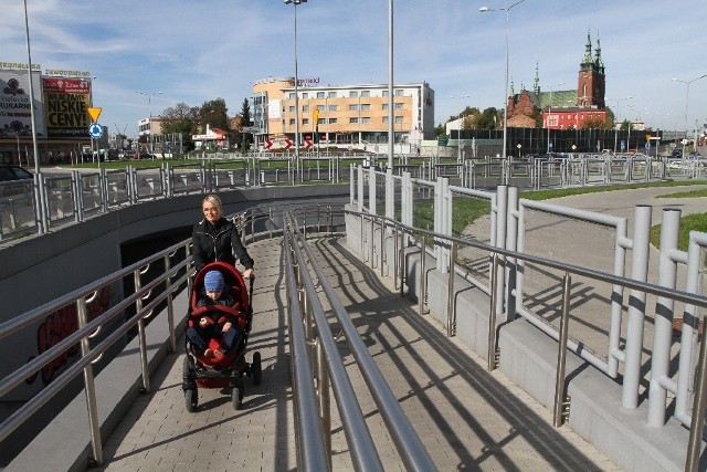 Podziemny pochyły zjazd pod aleją IX Wieków Kielc ma służyć jedynie pieszym, nie rowerzystom.