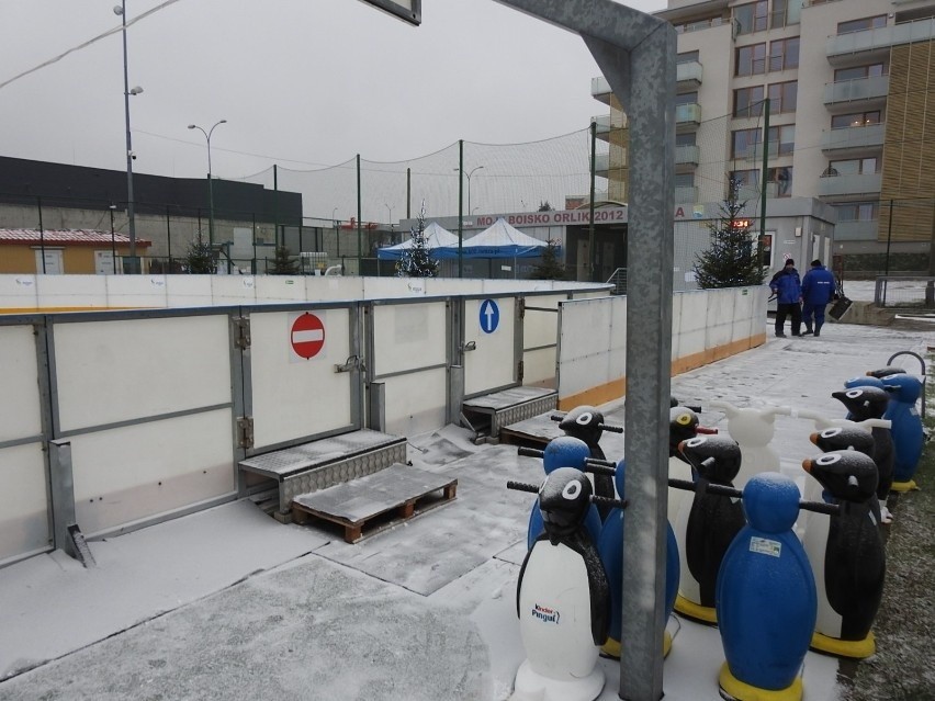 Łomża. Miejskie lodowisko oficjalnie otwarte. „Biały Orlik” czeka na łyżwiarzy