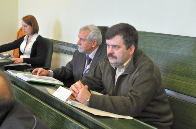 Na ławie oskarżonych zasiada były dyrektor generalny Lasów Państwowych Andrzej Matysiak (na zdjęciu z prawej) oraz były główny analityk Konrad Tomaszewski (z lewej)