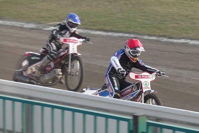 Jarosław Hampel (kask czerwony) i Aleksandr Łoktajew (niebieski) wystąpią w niedzielę w jednej parze.