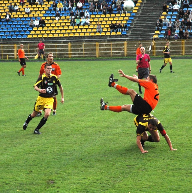 Po wejściu na boisko Marek Wolak mocno szarpał na lewym skrzydle. Tu próbują go powstrzymać Artur Bartkowiak (z prawej) i Maciej Klawiński.