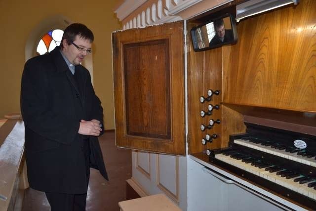 Organy pokazuje ksiądz Michał Walukiewicz