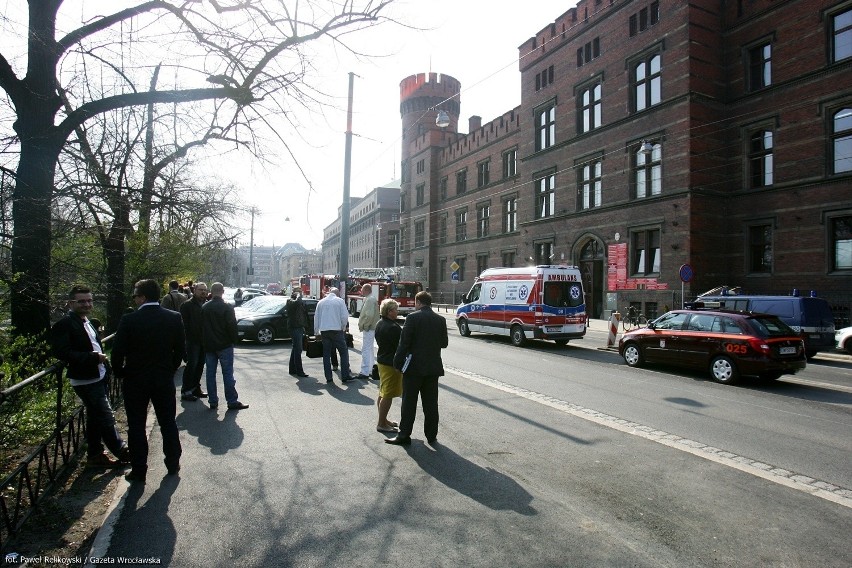 Wrocław: Ewakuowano około tysiąca osób z sądu przy Podwalu (ZDJĘCIA)