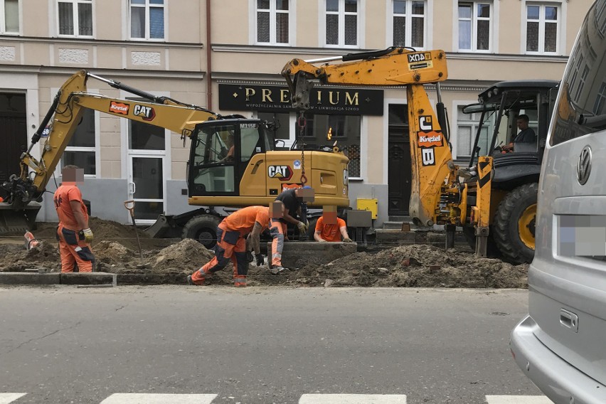 Ruszyła przebudowa chodnika i parkingów przy ulicy Mickiewicza