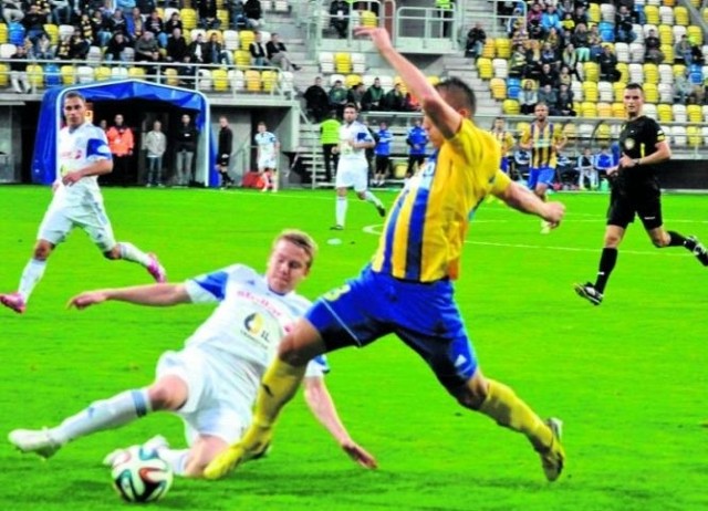 Michał Kopczyński (walczy o piłkę)  w Gdyni zdobył dla biało-niebieskich zwycięską bramkę.