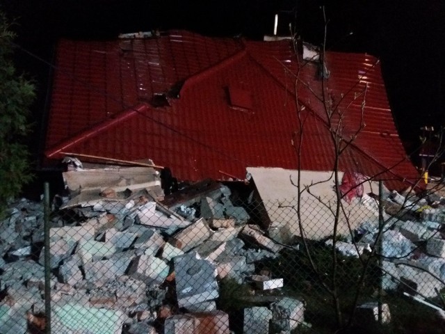 Wybuch gazu w miejscowości Tuszyn Las. Zawalił się domek jednorodzinny. Spod gruzów wyszli rodzice z dzieckiem. Strażacy odkopali staruszkę