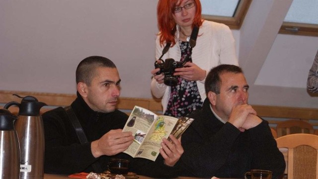 Goście z Bułgarii na spotkaniu u wójta Zbigniewa Szczepańskiego chętnie oglądali gminne foldery