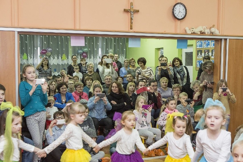 Piosenki i wiersze dla dziadków w pińczowskim przedszkolu. Dzieci śpiewały i tańczyły