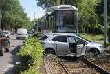 Wypadek tramwaju i samochodu na Oporowie we Wrocławiu. Torowisko jest zablokowane