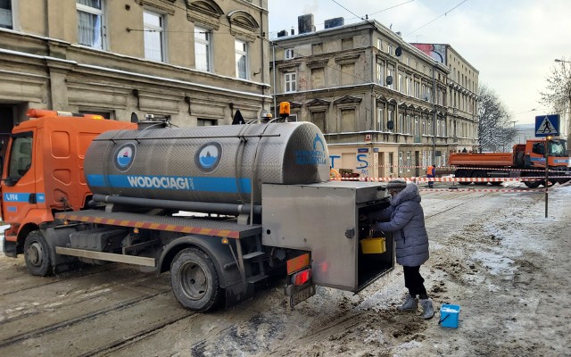 Awaria wodociągowa na skrzyżowaniu ulic Franciszkańskiej i Smugowej sparaliżowała ruch i pozostawiła setki mieszkańców bez bieżącej wody - niedziela 17.01.2021.