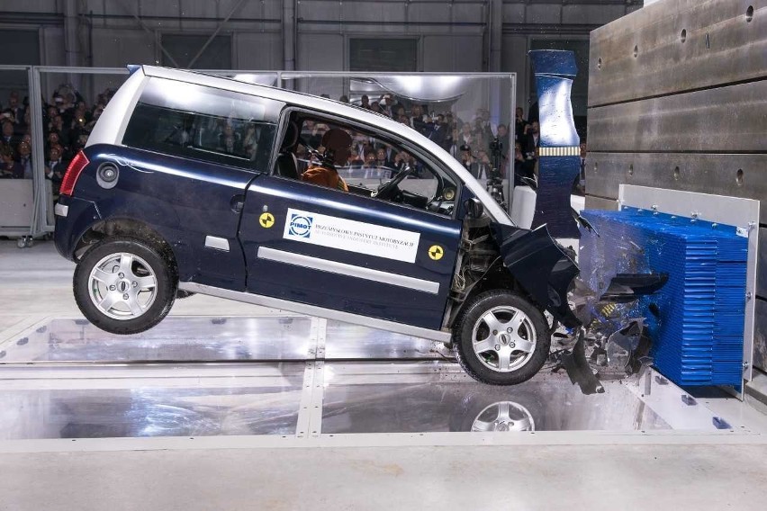Testem zderzeniowym według standardów Euro NCAP Przemysłowy...
