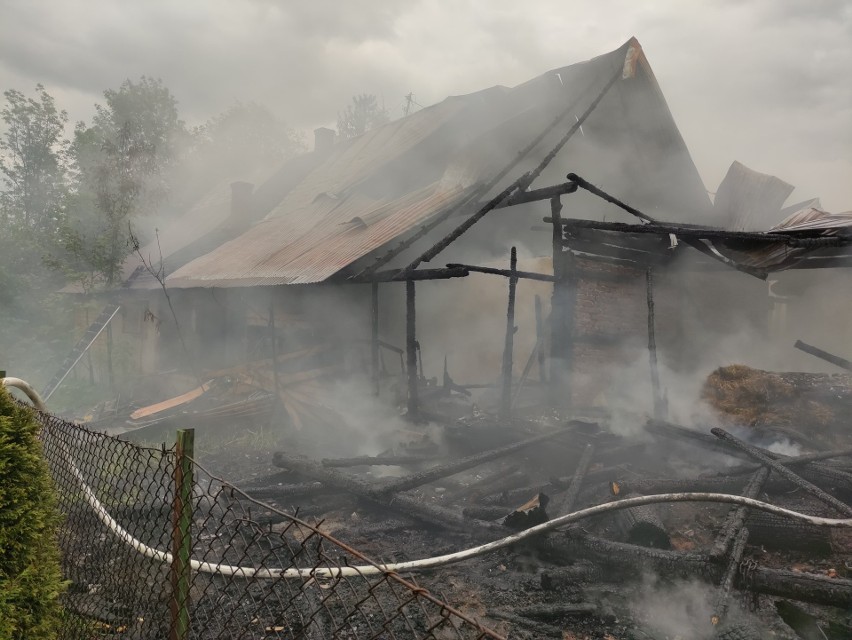 Podhale. Groźny pożar w Cichem. Ogień zajął zabudowania gospodarcze sąsiadujące z domem [ZDJĘCIA]