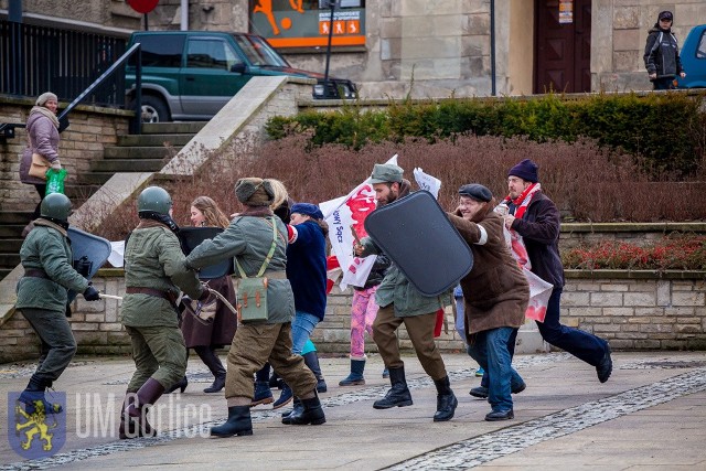 Grupa ponad 30 rekonstruktorów przypomniała wszystkim o stanie wojennym na ulicach Gorlic.  Pamiętamy o tych, którzy zginęli, i nie zapomnimy tych, którzy mordowali, wsadzali do więzień. 