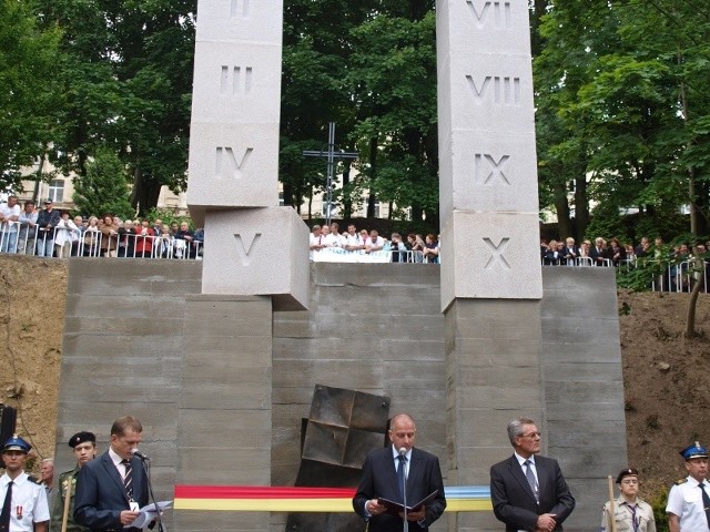 3 lipca 2011. Prezydent Wrocławia Rafał Dutkiewicz razem z merem Lwowa Andriejem Sadowym odsłaniają pomnik pamięci pomordowanych. Przedstawia on bramę z sześciennych bloków symbolizujących 10 przykazań. Piąte &#8211; "Nie zabijaj!&#8221; &#8211; jest wysunięte. Nie ma jednak na tym pomniku żadnej tablicy informującej, o kogo i o co chodzi.