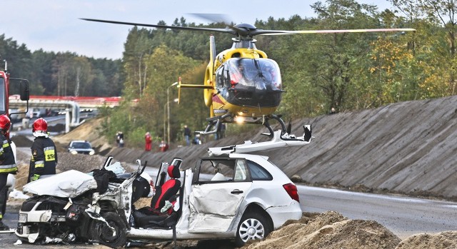 Do tragicznego w skutkach wypadku doszło w środę, 25 października, na trasie S3 na wysokości os. Pomorskiego. Audi najprawdopodobniej zjechało na przeciwległy pas ruchu i tam uderzyło czołowo w skodę. Jej kierowca był reanimowany. Niestety mężczyzna zmarł.Kierująca audi jechała w kierunku Nowej Soli. Z naprzeciwka jechała prowadzona przez mężczyznę skoda. Na wysokości os. Pomorskiego, z niewyjaśnionych jeszcze przyczyn kobieta zjechała na przeciwległy pas ruchu. Tam czołowo uderzyła w skodę.Siła zderzenia była ogromna. Audi ma zniszczony przód. Samochód został na jezdni. Drugi z pojazdów wypadł z drogi na pobocze. Kierująca audi i kierowca skody byli przez strażaków wycinani z pojazdów przy użyciu sprzętu hydraulicznego.  Kierowca skody natychmiast został zabrany do karetki. Tam lekarz pogotowia ratunkowego długo walczył o życie mężczyzny. Niestety jego obrażenia były zbyt poważne. – Kierowca skody zmarł na miejscu wypadku - mówi prokurator Zbigniew Fąfera, rzecznik zielonogórskiej prokuratury okręgowej.Kierująca audi została zabrana do szpitala śmigłowcem lotniczego pogotowia ratunkowego. - Jej stan jest określany jako ciężki – mówi kom. Andrzeja Gramatyka, zastępca naczelnika zielonogórskiej drogówki.Droga jest zablokowana w obu kierunkach. Samochody jadą objazdem przez Zieloną Górę. W mieście tworzą się korki. Na miejscu policja wyjaśnia dokładny przebieg tragicznego wypadku. Droga S3 będzie zablokowana kilka godzin.Przeczytaj również: Zielona Góra. Zderzenie 3 aut. Podgórna zablokowana