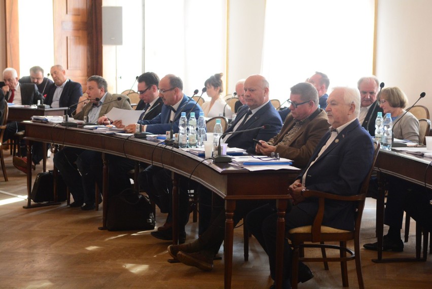 Radni Rady Miejskiej w Radomiu wprowadzili na sesji w...