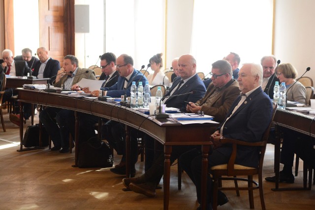Radni Rady Miejskiej w Radomiu wprowadzili na sesji w poniedziałek w życie Kartę Rodziny Osoby z Niepełnosprawnością. 