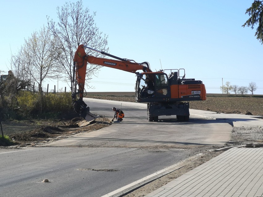 Kończy się drugi etap przebudowy drogi Dąbrówka Królewska - Gruta [zdjęcia]