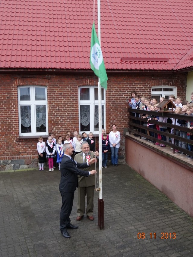 Zielona flaga powiewa, jako symbol ekologicznej szkoły.