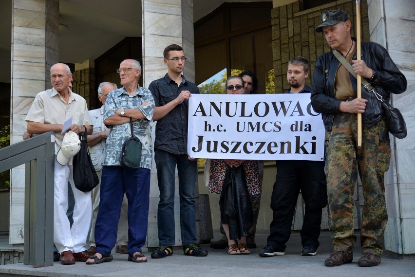 Nie godzą się na „falę banderyzmu”. Pikietowali na KUL i przed UMCS (ZDJĘCIA, WIDEO)