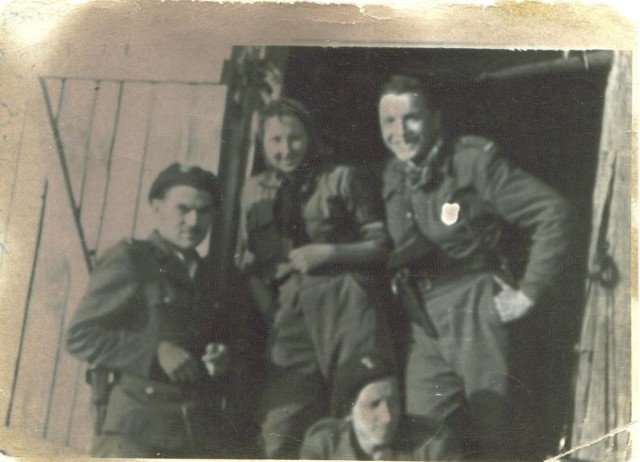 Zdjęcie zrobione w Borach Tucholskich, w1946 roku. Piewszy z lewej &#8211; Lucjan Chojnacki, obok &#8211; Danuta Siedzikówna &#8222;Inka&#8221;