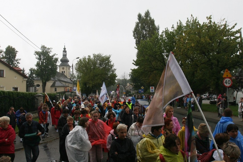 Wyruszyła 25. Piesza Pielgrzymka Diecezji Bielsko-Żywieckiej na Jasną Górę 2016 [ZDJĘCIA]