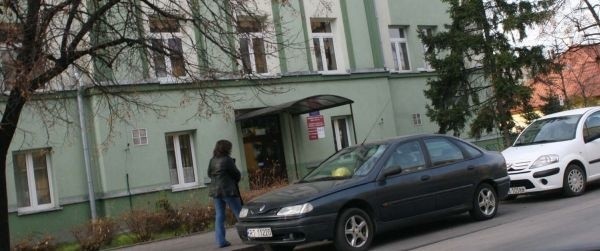 Przychodnia przy ulicy Mickiewicza w Tarnobrzegu. To w jej wnętrzu znaleziono we wtorek ciało poszukiwanego mężczyzny.