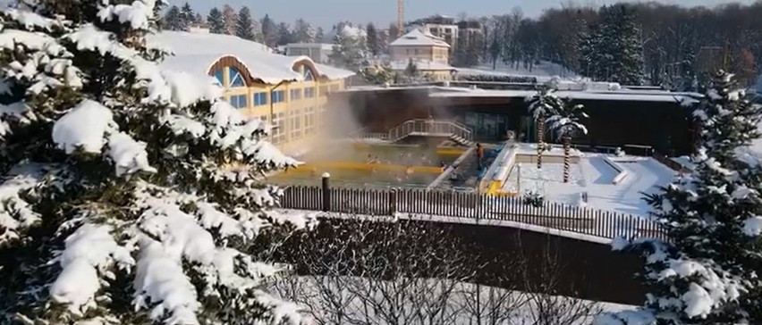 Kazimierski basen w zimowej scenerii prezentuje się bardzo...
