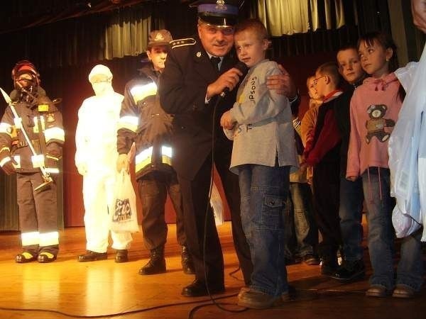 W konkursie strażackim dzieci mówiły o numerach alarmowych i kolorach wozów strażackich.