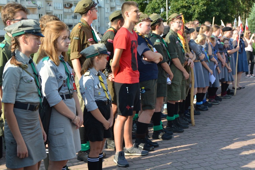 Czwartek, 1 sierpnia. O godzinie 17.00 pod pomnikiem Armii...