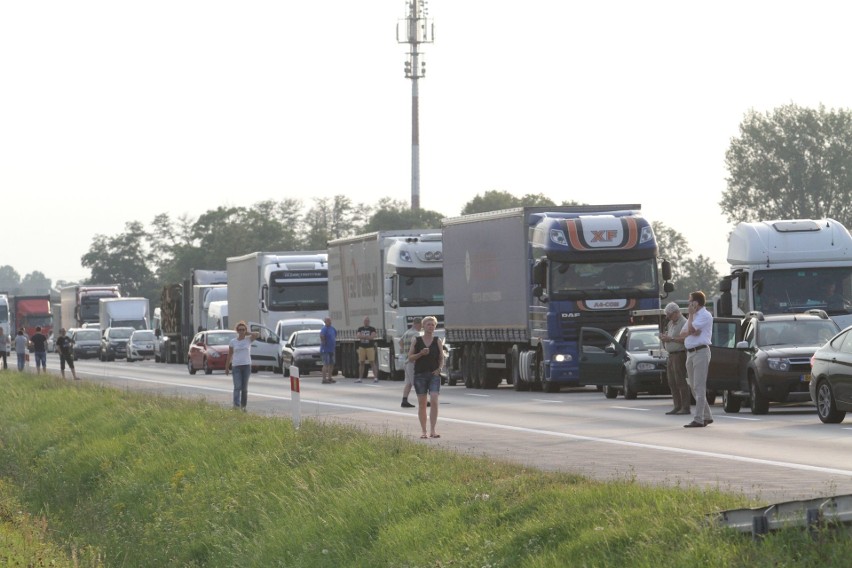 Koszmarny wypadek na A4. Pasażer uwięziony w samochodzie [ZDJĘCIA]