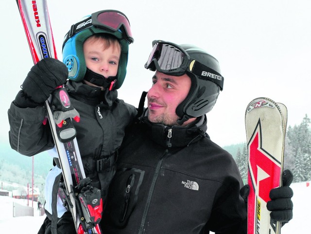 Na szczęście coraz więcej osób dorosłych (bo dzieci to już standard) jeździ na nartach lub snowboardzie w kasku