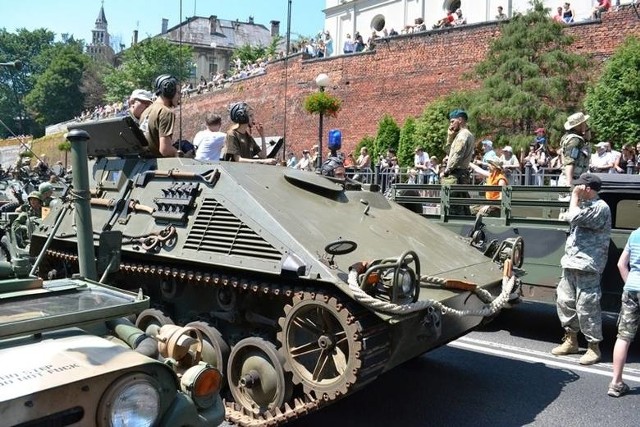 Parada militarnych pojazdów przez centrum miasta to duża atrakcja zlotu.