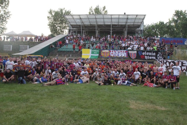 19.06.2019. Piłkarze Polonii Bytom świętowali awans do III ligi na stadionie Szombierek, bo nie mogą grać u siebie przy Olimpijskiej.