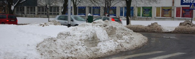 Koszalin: zaspy na ul. Morskiej i Energetyków. Jeśli dalej będzie sypać śnieg, to śnieg będzie zalegał dalej na wielu ulicach.