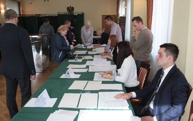 Wielu głosujących miało pytania do członków 6 Okręgowej Komisji Wyborczej w Grójcu