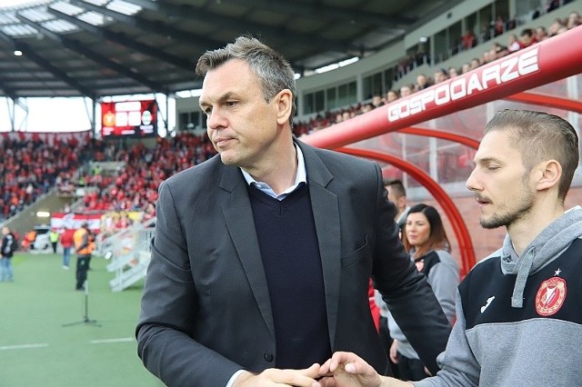 Jacek Paszulewicz żegna się z prowadzącym rezerwy Widzewa Jakubem Grzeszczakowskim