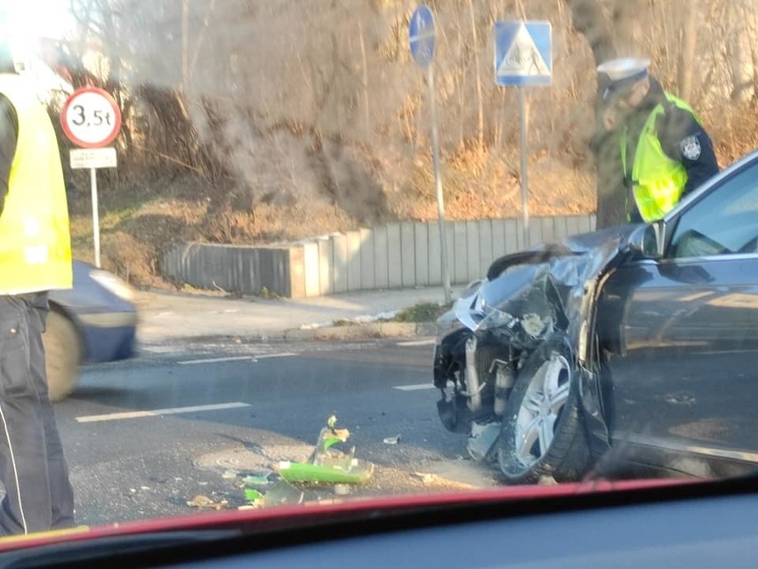 Lublin: Samochód zderzył się z autobusem. Jedna osoba jest ranna