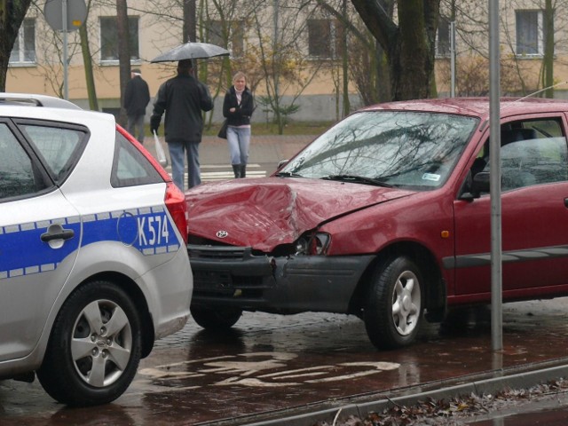 Roztrzaskany przód toyoty.