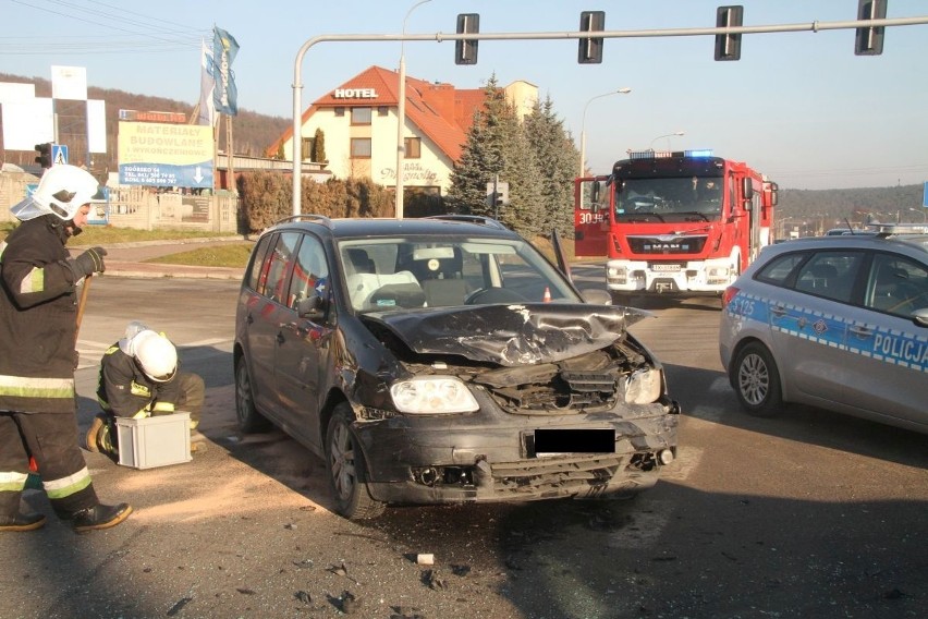 Wypadek pod Kielcami. Dwie osoby ranne. Kierowca przejeżdżał na czerwonym świetle (WIDEO, ZDJĘCIA)