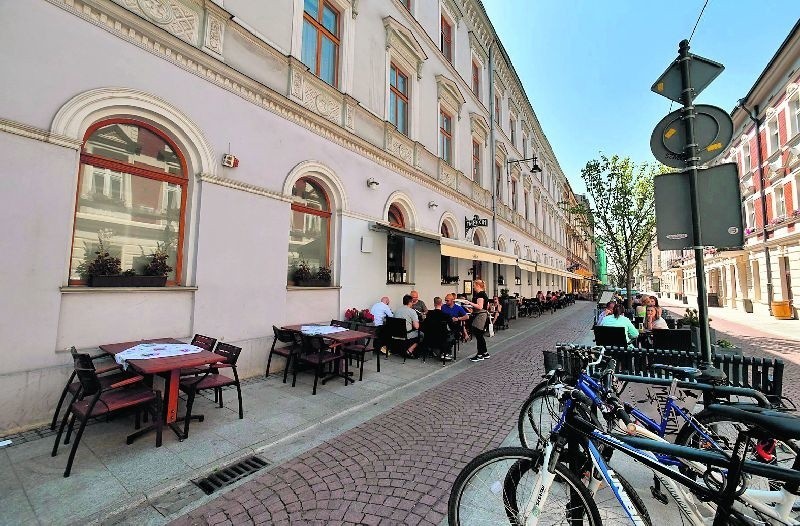 Knajpy ulokowane na podwórcu przy ul. 6 Sierpnia są bardzo...