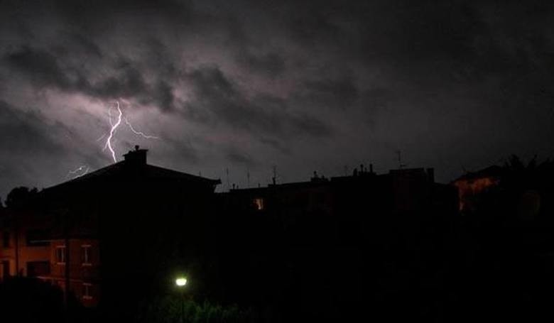 Intensywne opady deszczu z burzą nad woj. podlaskim....