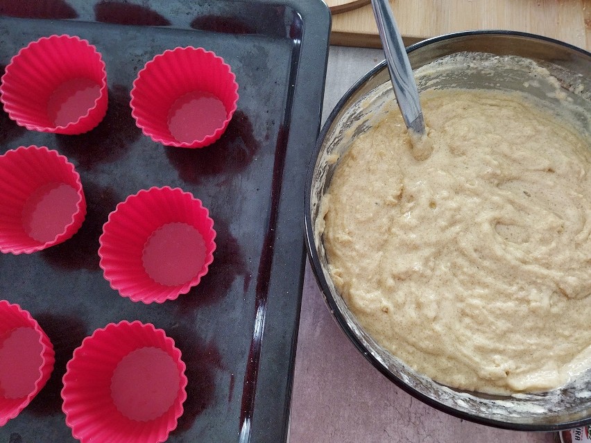 Wypełnij formy na muffinki najpierw łyżką ciasta.
