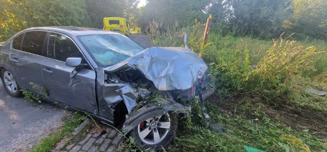 Dwa BMW należące do cudzoziemców rozbiły się w krótkim czasie na tej samej posesji w miejscowości Łopienica w powiecie koszalińskim