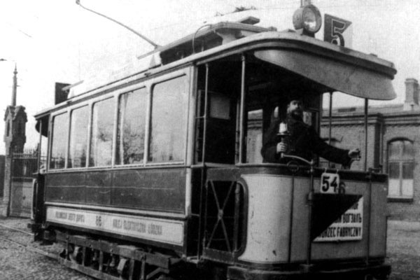 Rok 1915. Z zajezdni przy ul. tramwajowej wyjeżdża wagon nr 5