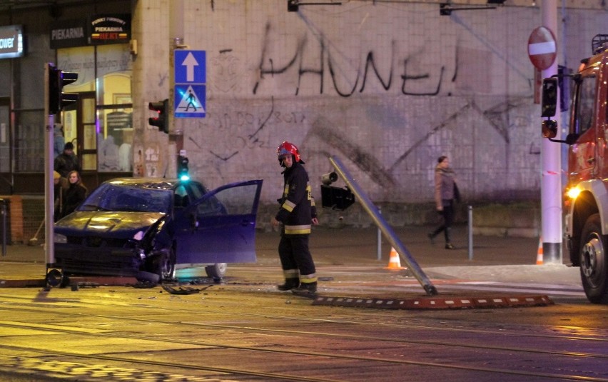 Wrocław: Wypadek na ul. Kołłątaja. Kierowca wjechał w słup [ZDJĘCIA]