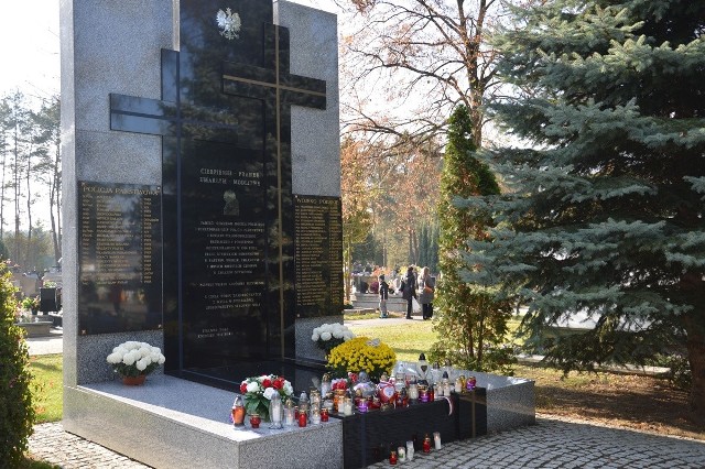 Pomnik na cmentarzu komunalnym w Stalowej Woli poświęcony oficerom wojska i policjantom zamordowanym przez Rosjan