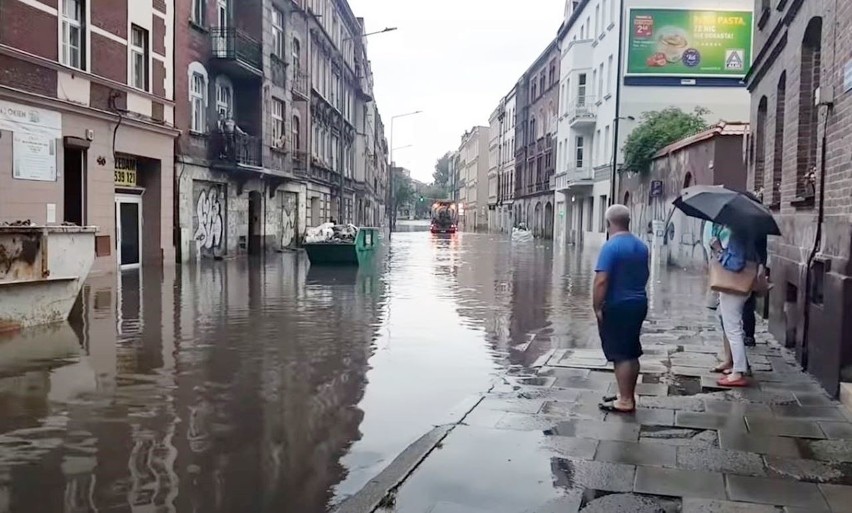 Zalany Bytom na ul. Piłsudskiego....