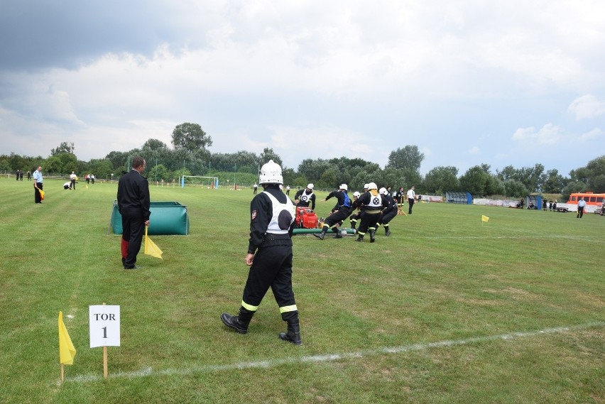 Bosutów i Poskwitów to najlepsze drużyny strażackie w powiecie krakowskim. Zawody sportowo-pożarnicze [ZDJĘCIA]