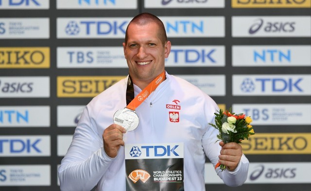 Wicemistrz świata w rzucie młotem Wojciech Nowicki podczas ceremonii medalowej